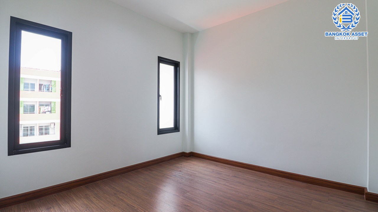 *****บ้านเดี่ยว 3 ชั้น โซนลาดพร้าว ม.โชคชัย 4 ซอย36 เนื้อที่ 55 ตร.ว. พร้อมฟังก์ชัน 4 ห้องนอน 4 ห้องน้ำ 2 ที่จอดรถ บริเวณบ้านกว้างขวาง ภายในสวยพร้อมเข้าอยู่ เข้า-ออกได้หลายเส้นทาง ใกล้ห้างสรรพสินค้าชั้นนำมากมาย เชื่อมต่อรถไฟฟ้าสายสีเหลือง "สถานีโชคชัย4" และทางด่วน "ฉลองรัช"